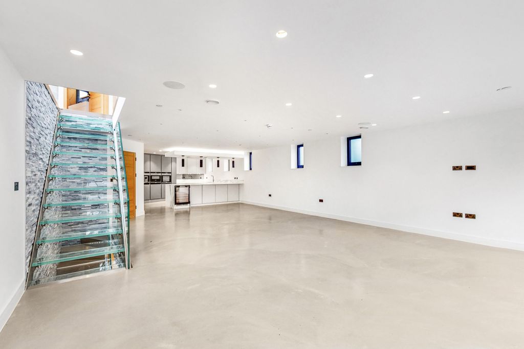 Property photo 3 of 34