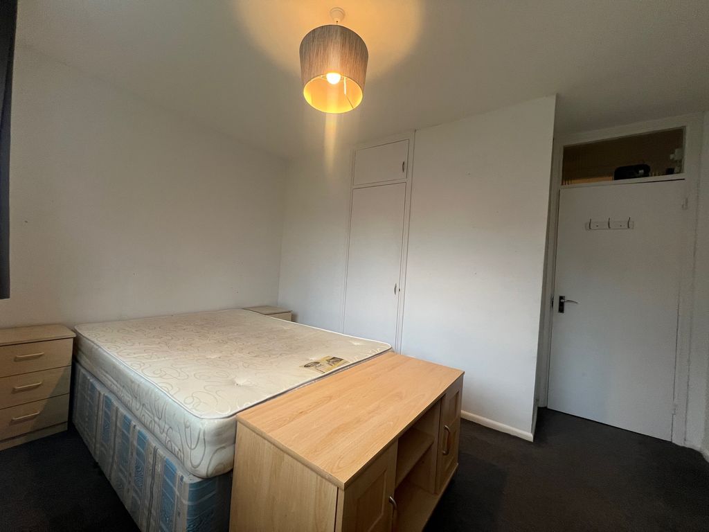 Property photo 3 of 5 Bed 2