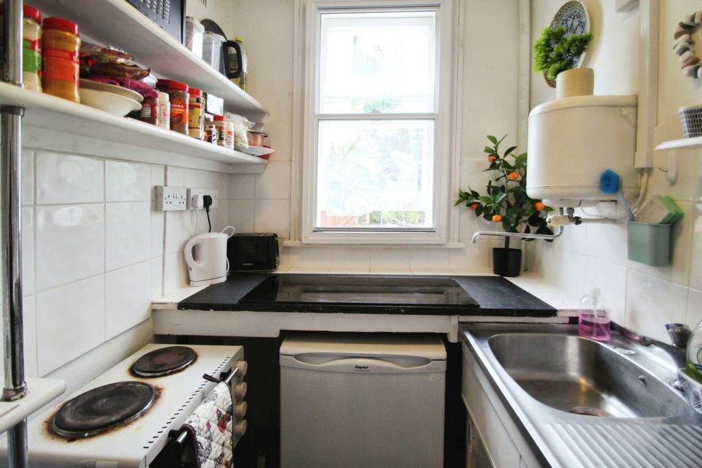 Property photo 2 of 5 Kitchen