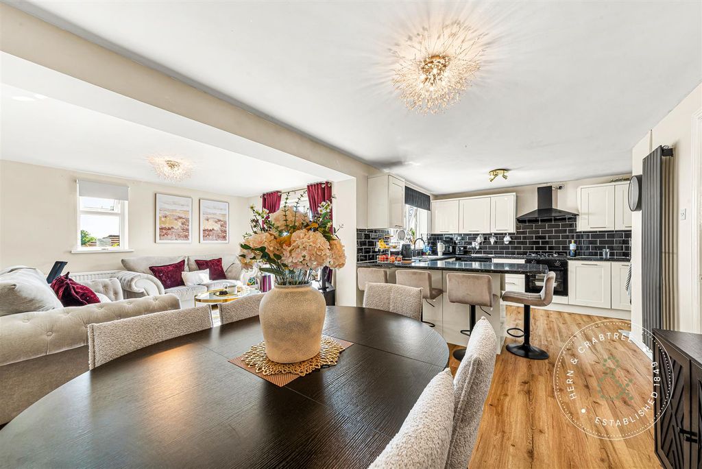 Property photo 2 of 38 Crawley-Close-33.Jpg