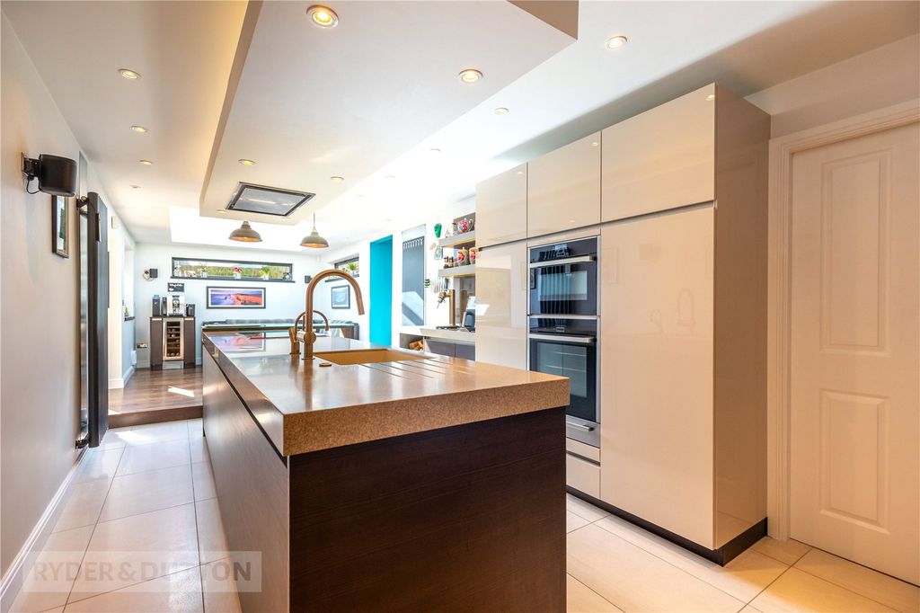 Property photo 3 of 53 Siematic Kitchen