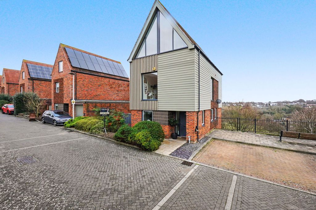 Property photo 2 of 47