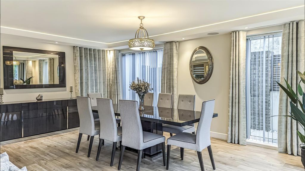 Property photo 3 of 44 Dining