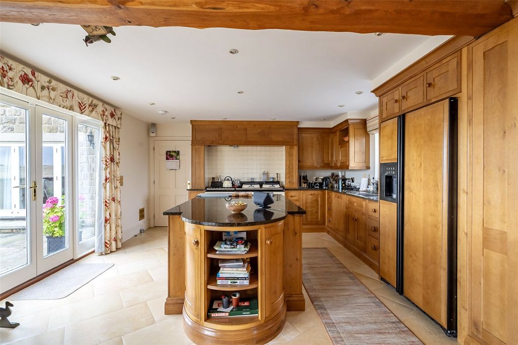 Property photo 3 of 30 Kitchen/Breakfast