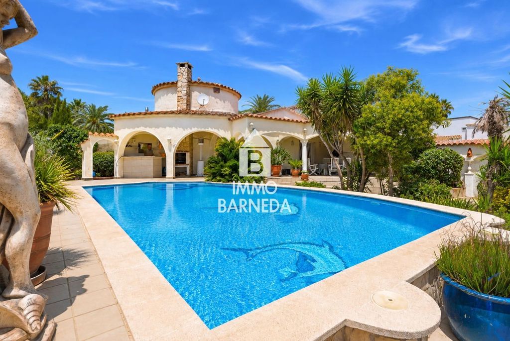 Property photo 1 of 38 Villa On A Wide Canal With Private Pool And 16.50 m Mooring In Empuriabrava