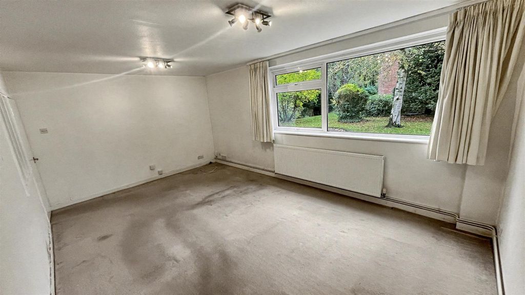 Property photo 3 of 7 Living Room