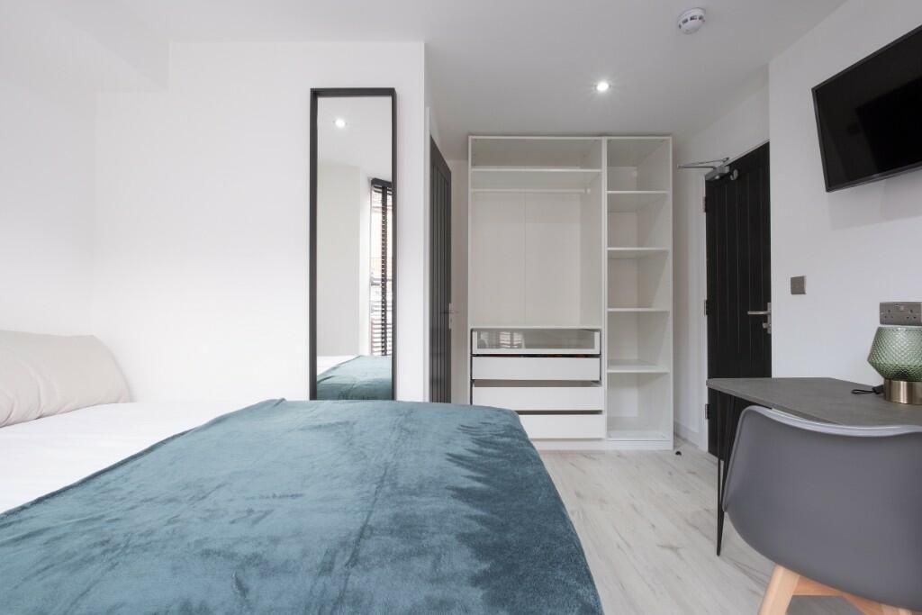 Property photo 3 of 15 A Bright And Modern Master Bedroom Featuring A Com...