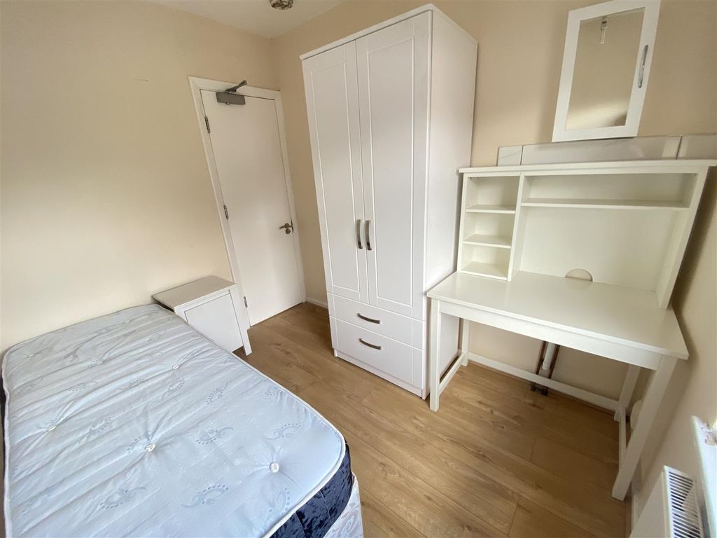 Property photo 2 of 6 Rm5 In.Jpg
