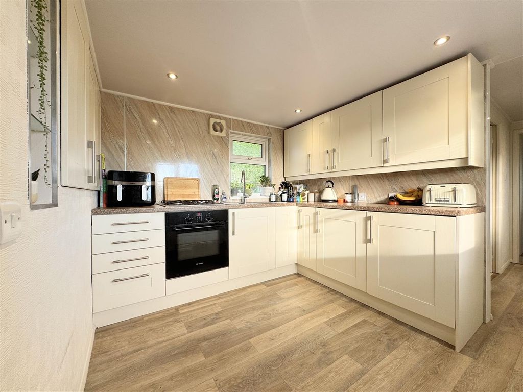 Property photo 3 of 26 Kitchen