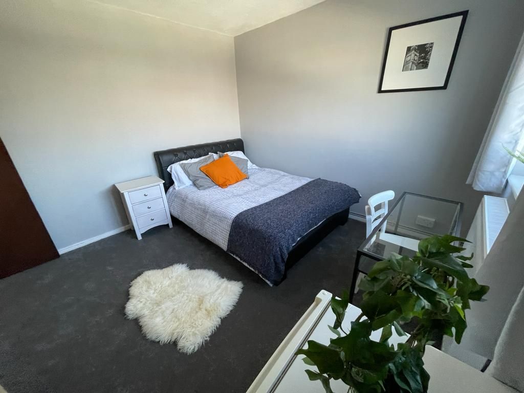 Property photo 3 of 12 Room 2- £800 Available From 19/09/2026