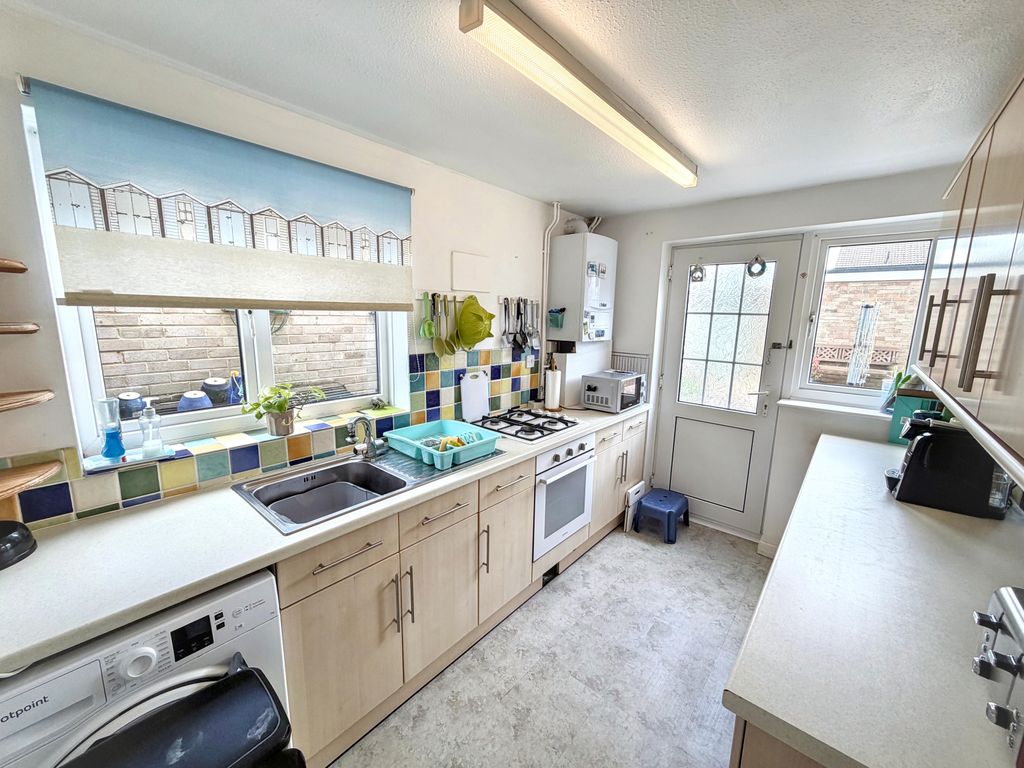 Property photo 3 of 14 Parham Close Kitchen