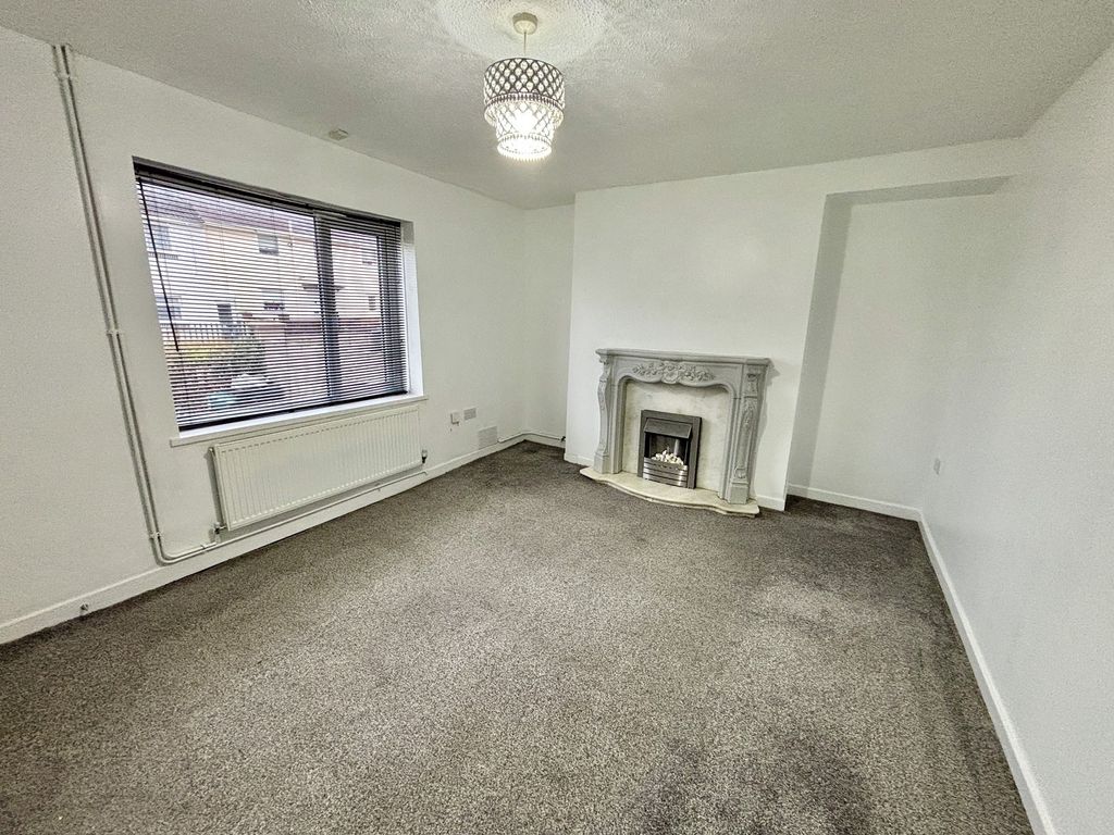 Property photo 3 of 15 Lounge