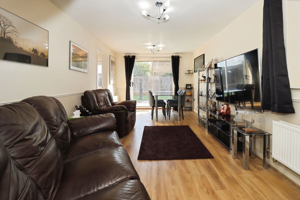 Property photo 3 of 18 Lounge