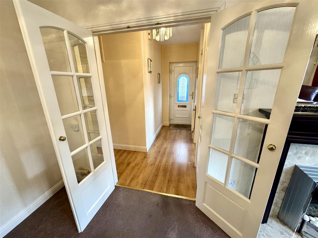 Property photo 2 of 12 Entrance Hall