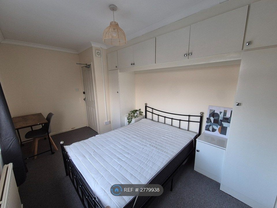Property photo 3 of 8 Room 5