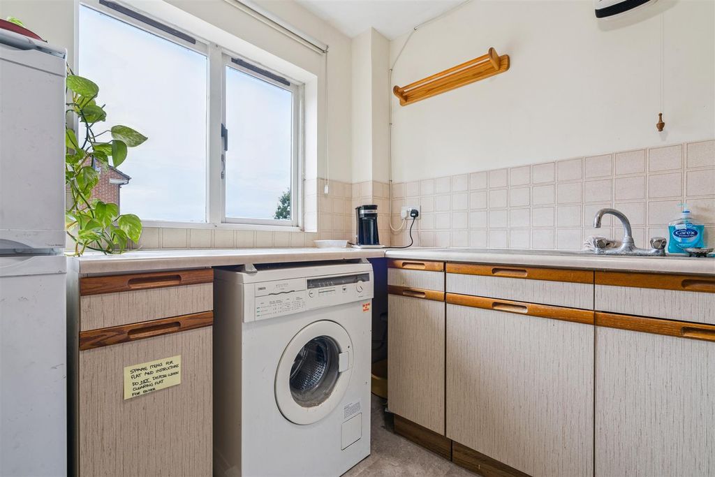 Property photo 3 of 10 5 St Benedicts Close, London Kitchen 2.Jpg