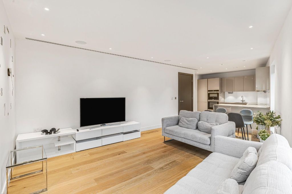 Property photo 1 of 18 Lounge