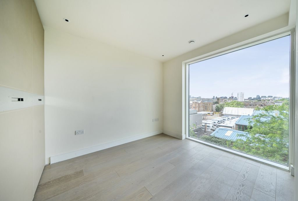 Property photo 2 of 10 1472466-10-6A2150...