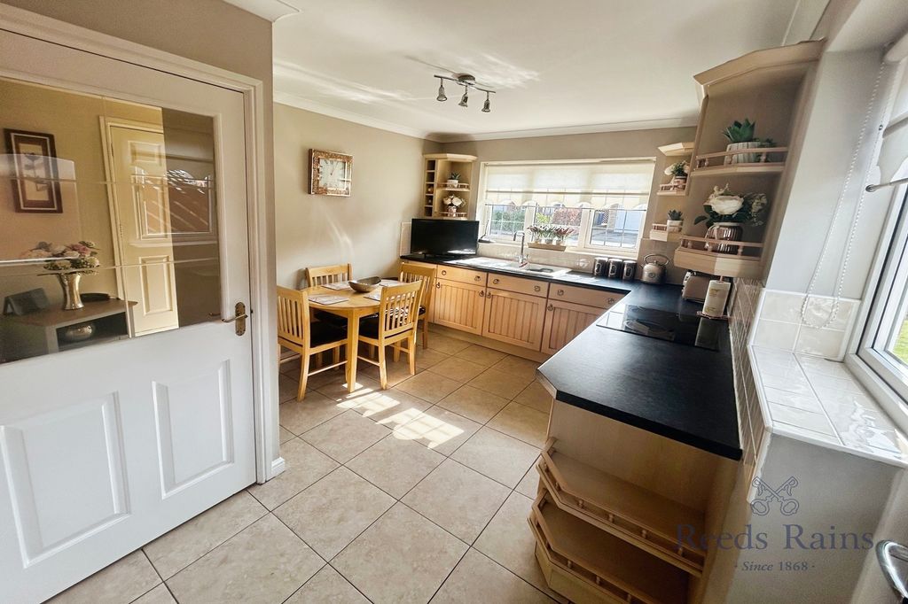 Property photo 2 of 19 Kitchen