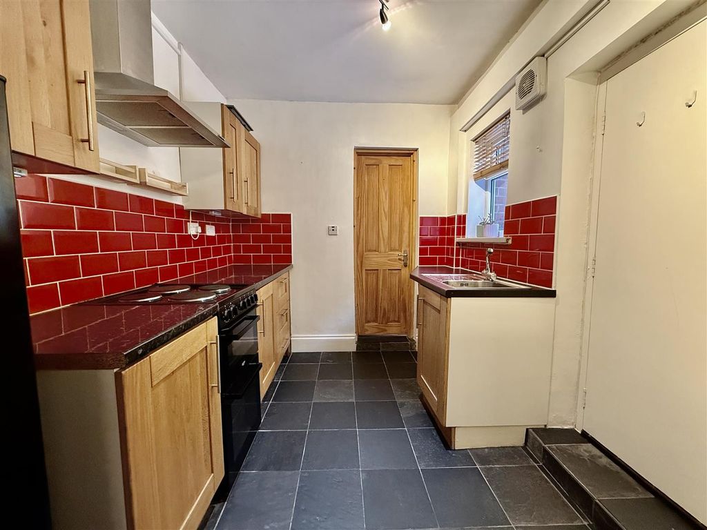 Property photo 3 of 8 Kitchen