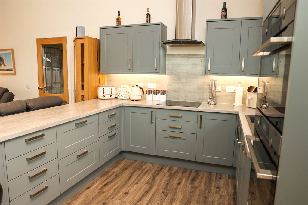 Property photo 3 of 24 Living Room/Kitchen