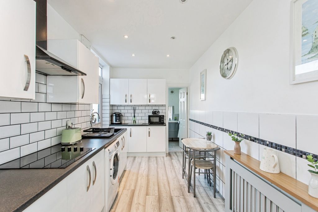 Property photo 3 of 19 Kitchen/Breakfast Rm
