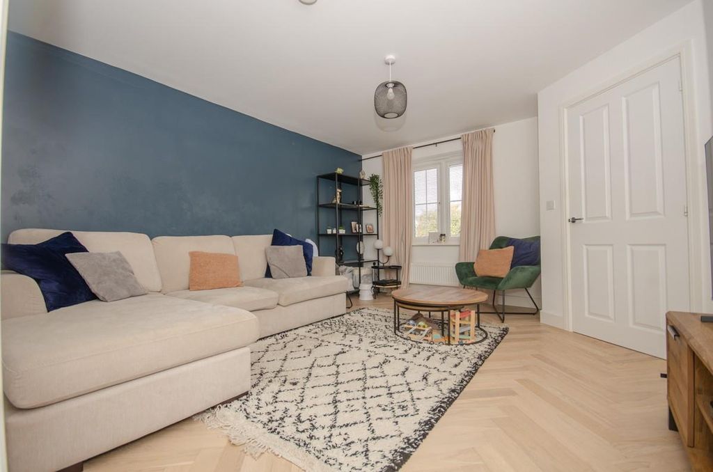 Property photo 2 of 18 Lounge.Jpg