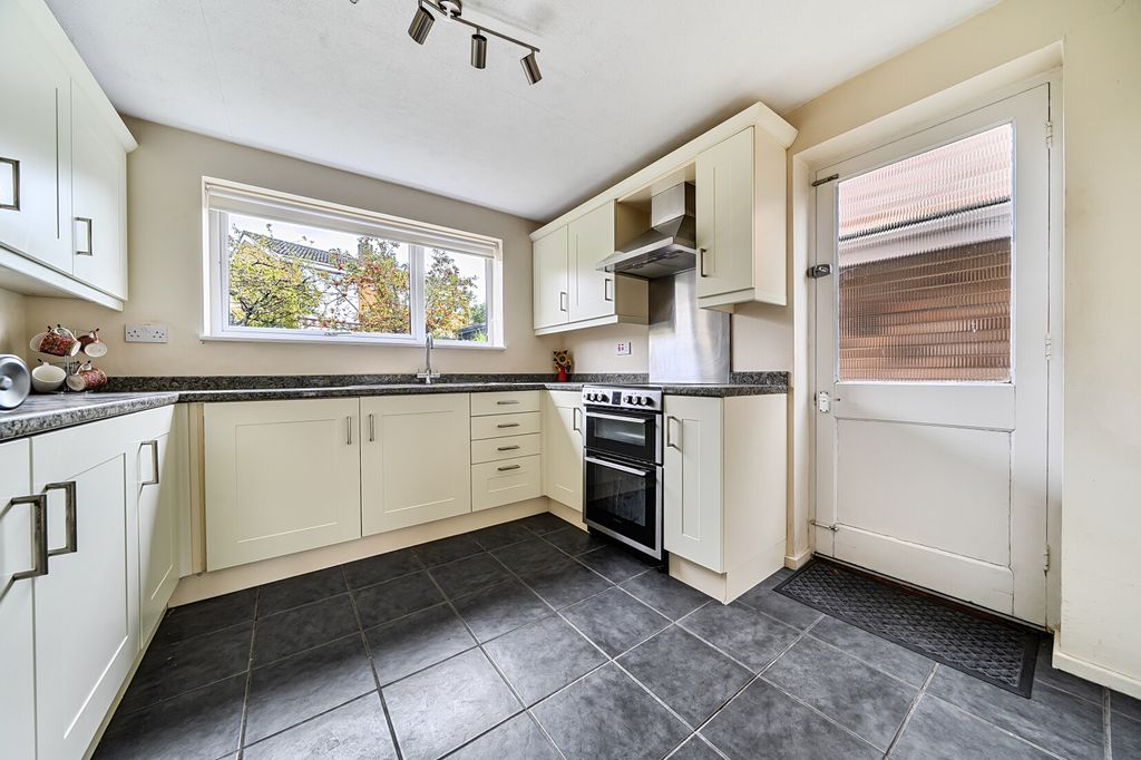 Property photo 3 of 19 Kitchen