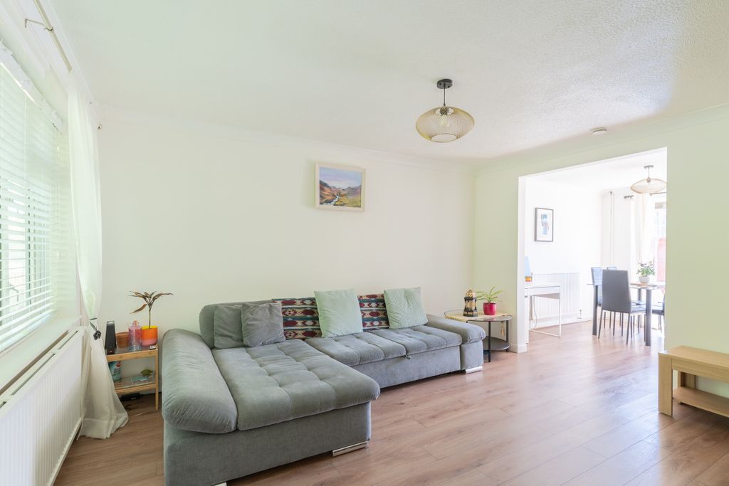 Property photo 1 of 12 13 Elm Close-10