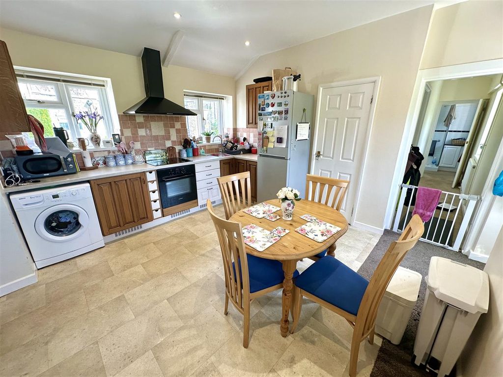 Property photo 3 of 11 Kitchen