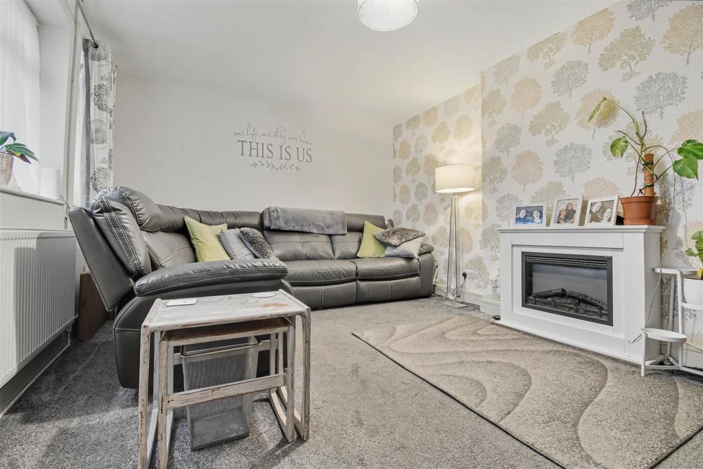 Property photo 3 of 36 Lounge