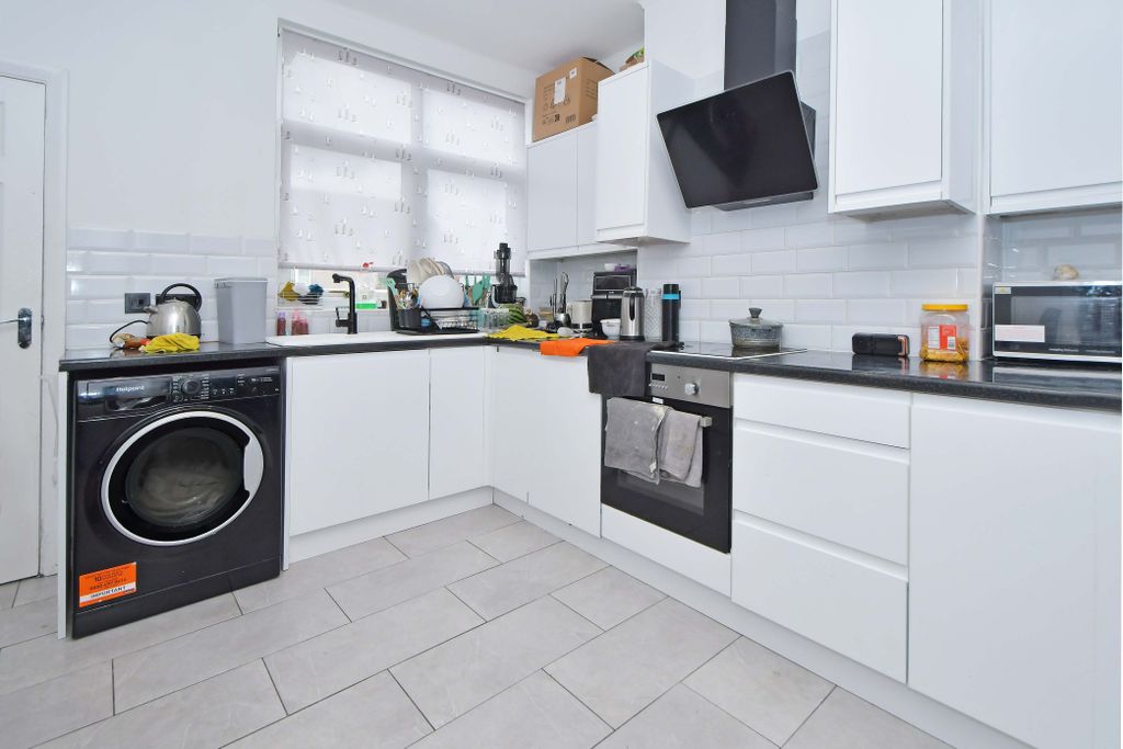 Property photo 2 of 11 Kitchen