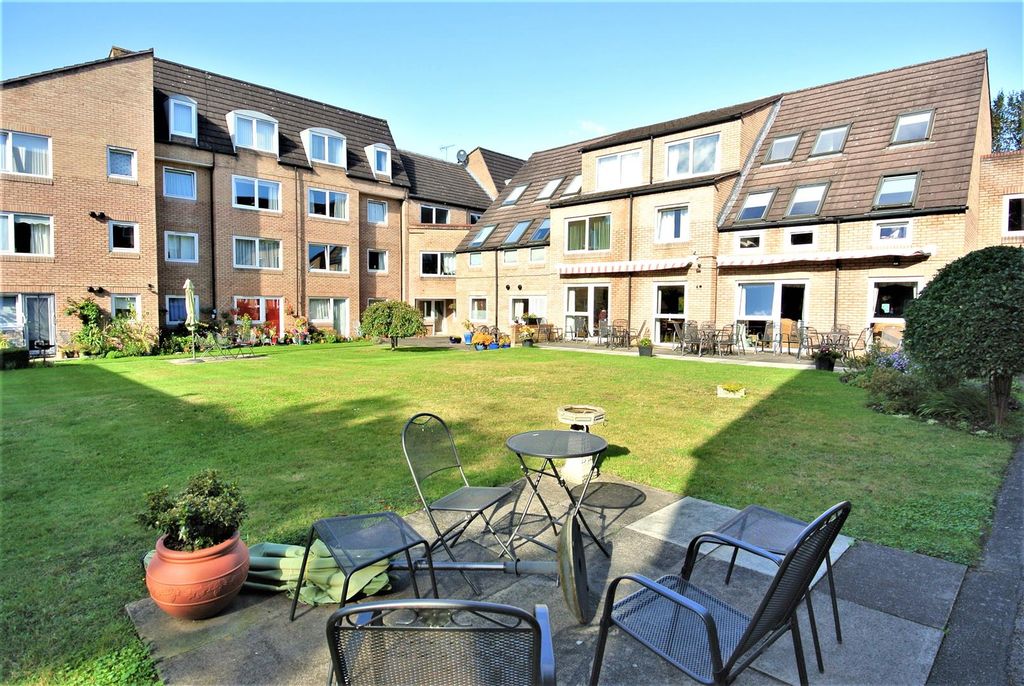 Property photo 3 of 8 Communal Gardens