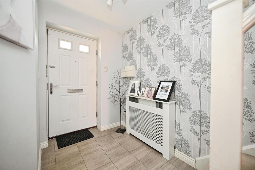 Property photo 3 of 18 Entrance Hall