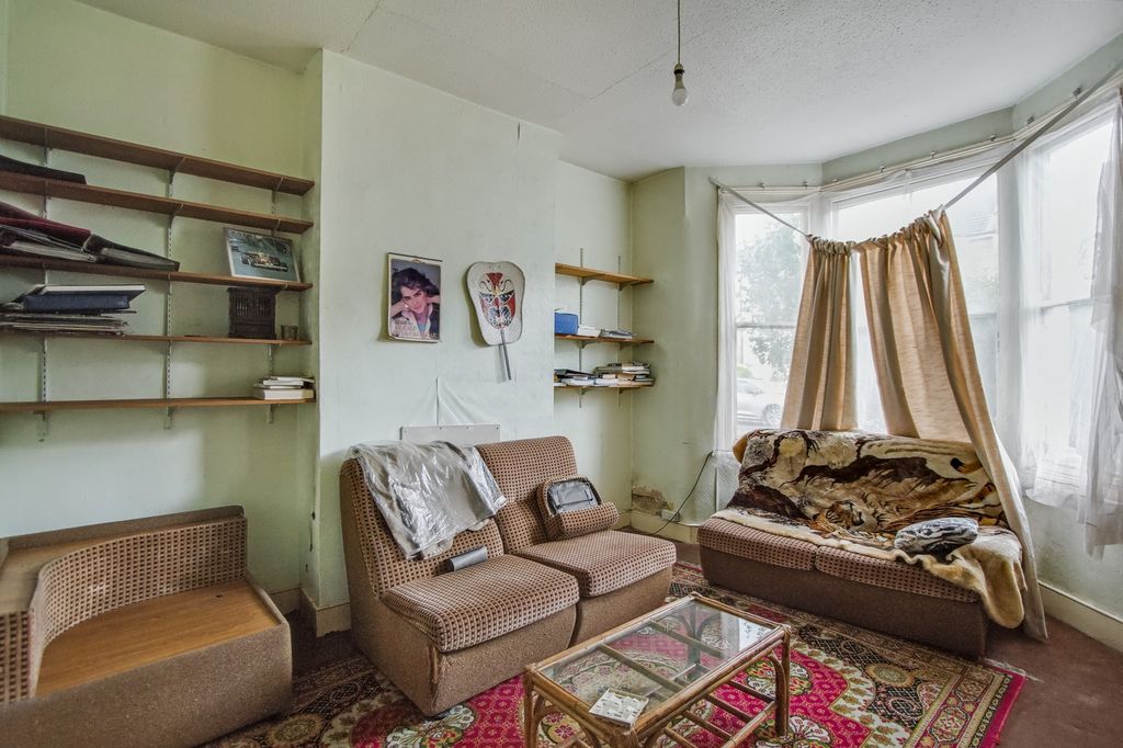 Property photo 3 of 14 130 Albert Road, Leyton, London, E10 6Pb