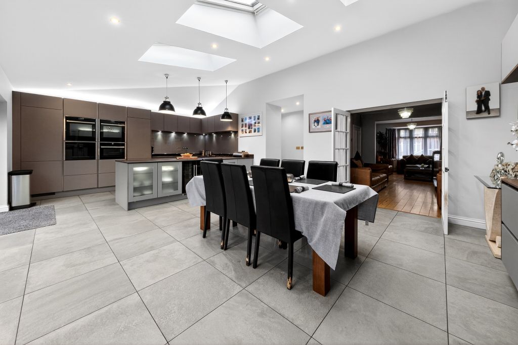 Property photo 2 of 20 Kitchen/Breakfast