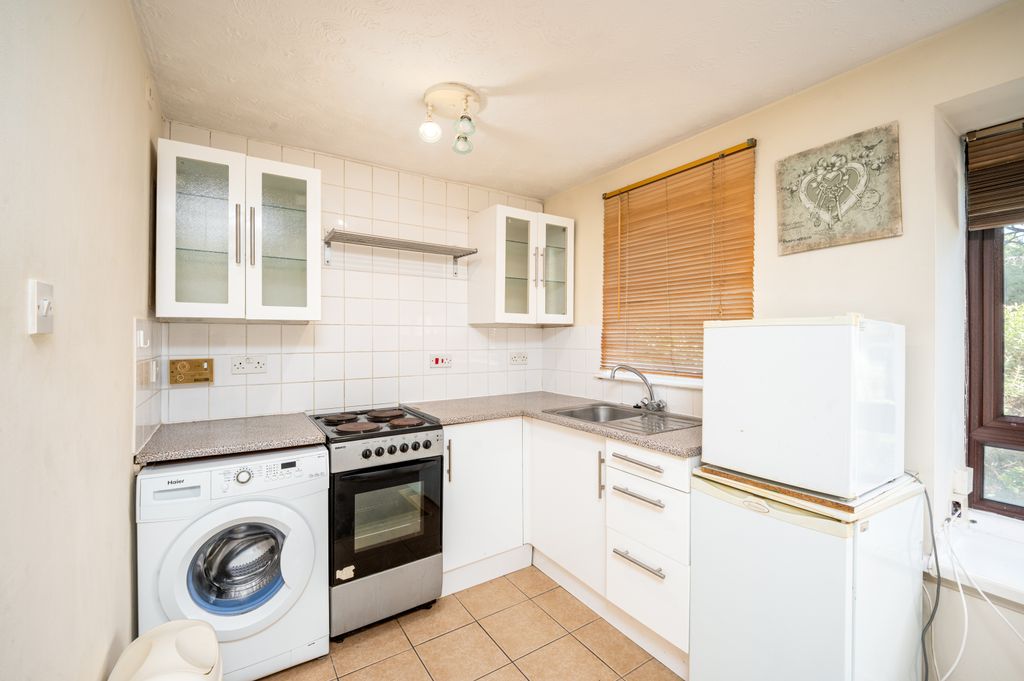 Property photo 3 of 10 09