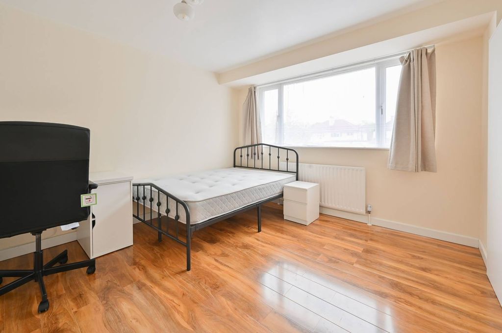 Property photo 2 of 23