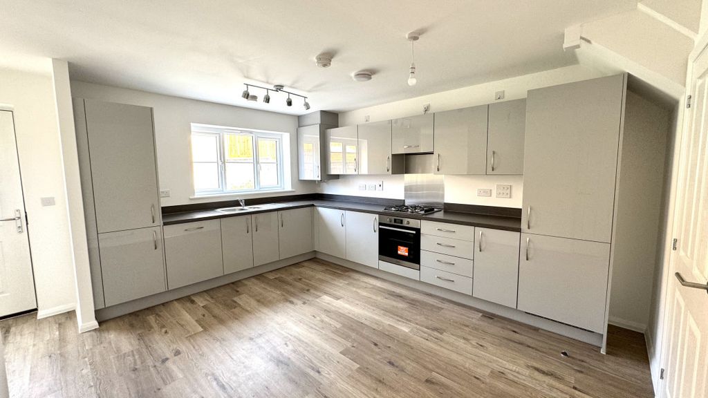 Property photo 3 of 28 3 Bed Kitchen Diner
