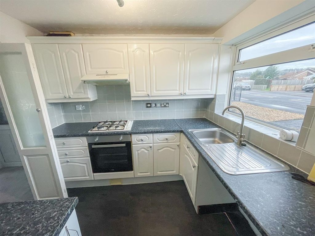 Property photo 3 of 18 Kitchen