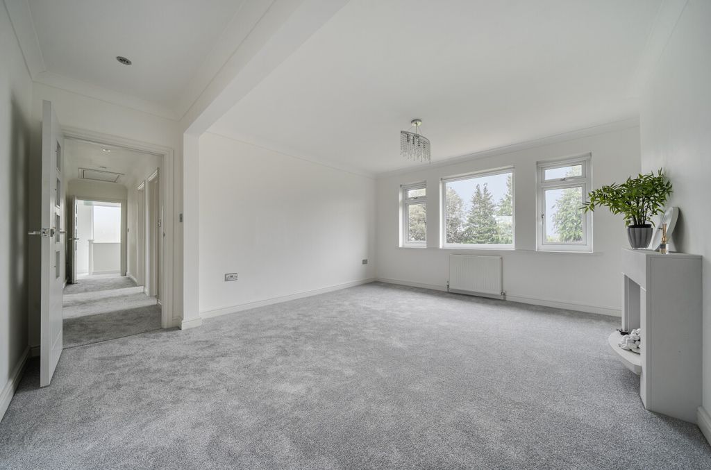 Property photo 3 of 20 Lounge2