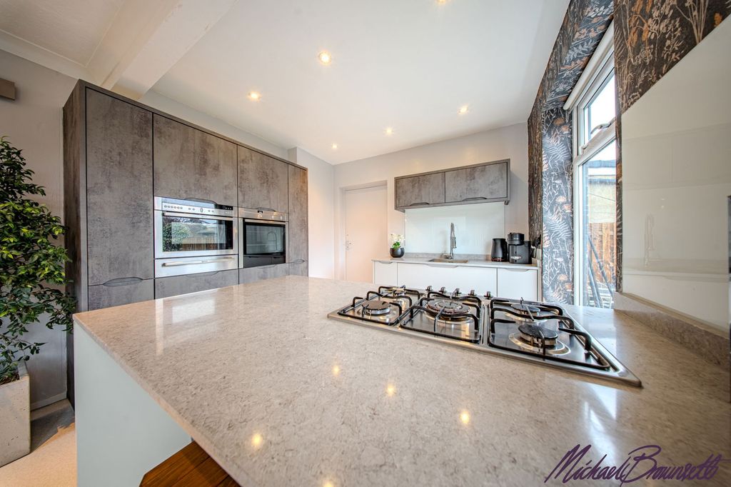 Property photo 2 of 30