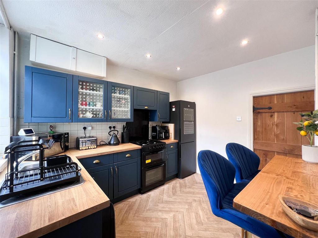 Property photo 2 of 16 Breakfast Kitchen