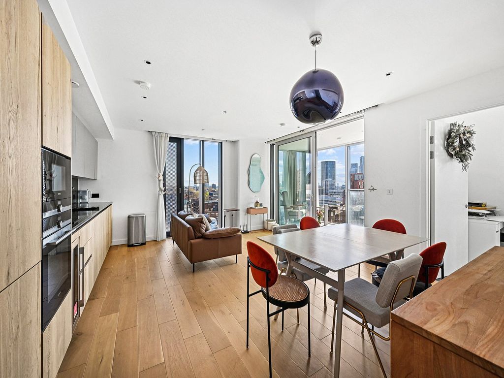 Property photo 2 of 15 Maker Building