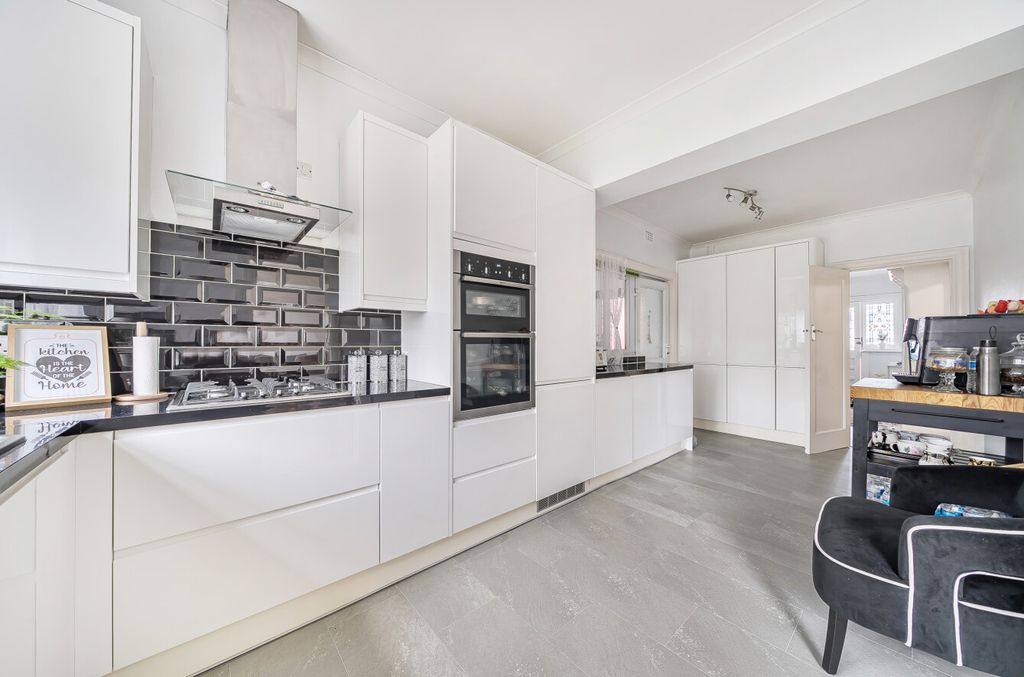 Property photo 3 of 21 1403511-22-697225...