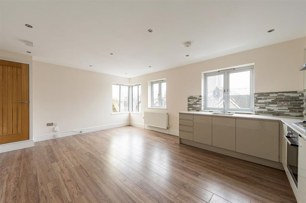 Property photo 2 of 21 Stainforth Road, E17