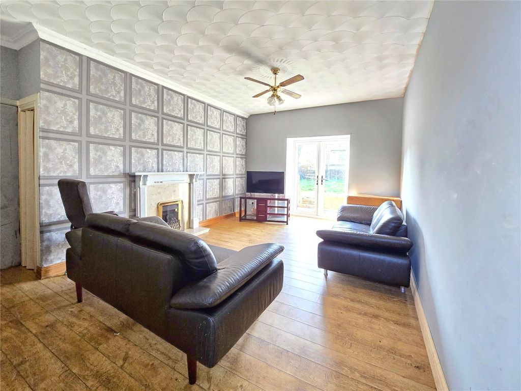 Property photo 3 of 21 Lounge