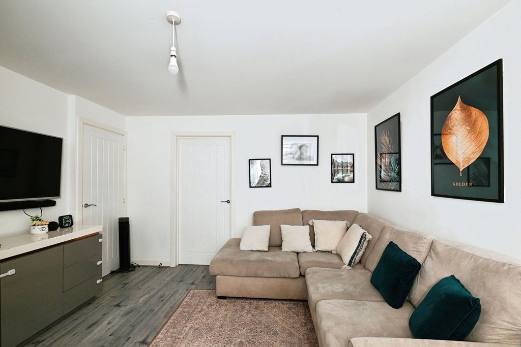 Property photo 2 of 15 Lounge