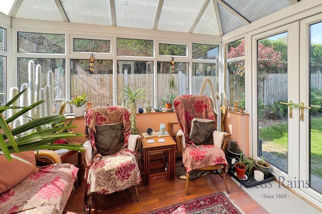 Property photo 3 of 23 Conservatory