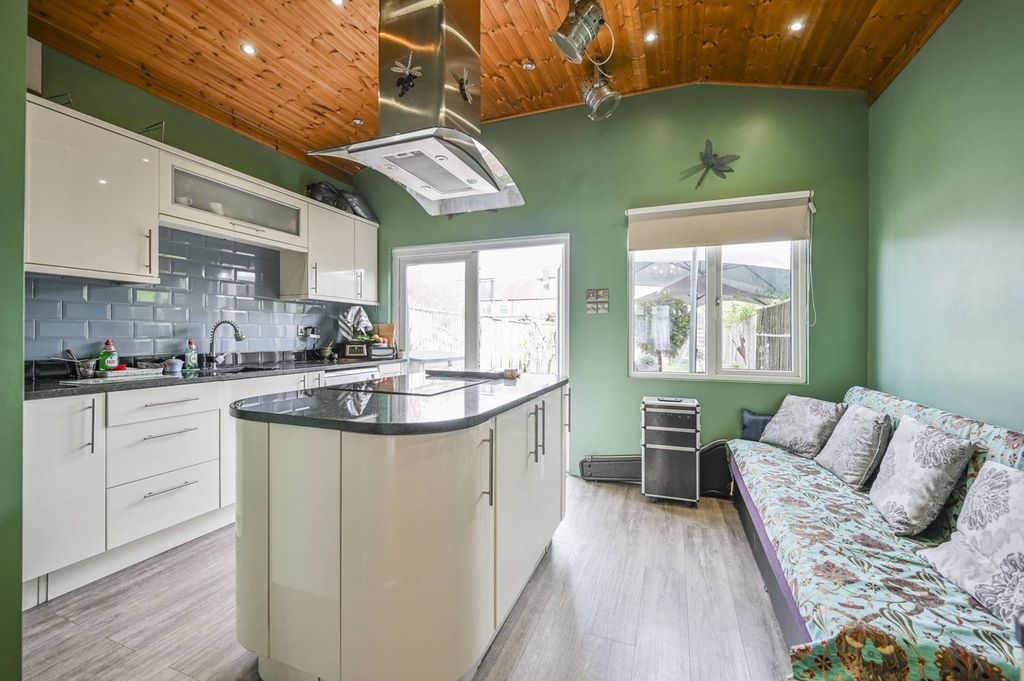 Property photo 1 of 27